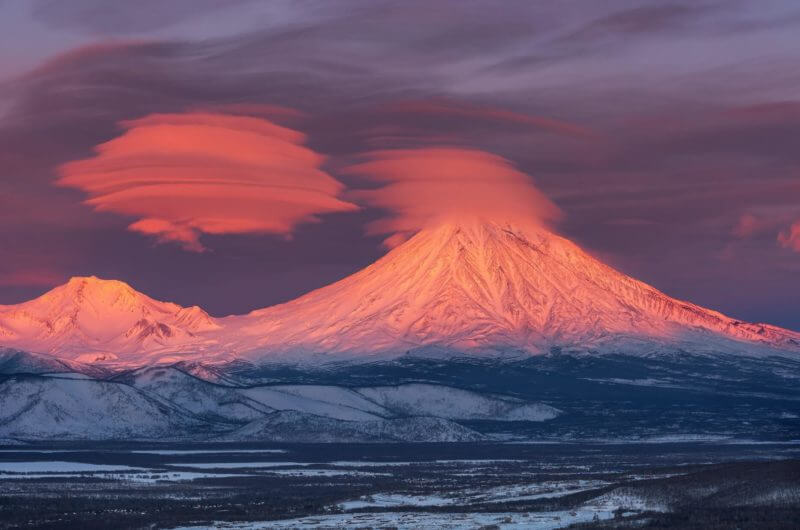 El Monte Ararat nevado y coronado por dos nubes lenticulares al atardecer