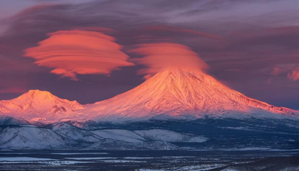El Monte Ararat nevado y coronado por dos nubes lenticulares al atardecer